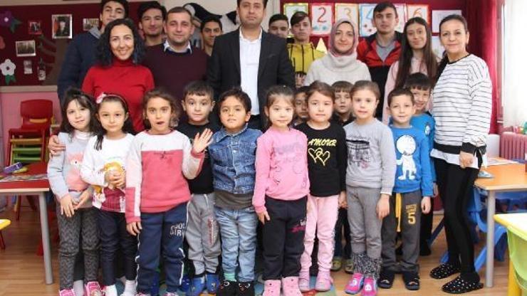 Liseliler, minik öğrencilere kitap okudu