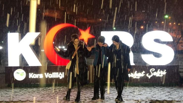 Karsta kar yağdı Vatandaşlar halay çekti