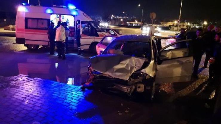 Otomobille panelvan minibüs çarpıştı: 2 yaralı