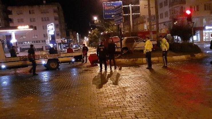 Otomobilin çarptığı direk devrildi, sürücü yaralandı