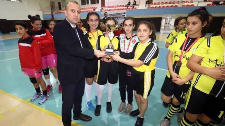 Okullar arası Genç Kızlar Hentbol İl Birinciliği Müsabakaları sona erdi