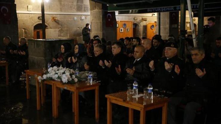 Sarıkamış şehitleri kar yağışı altında anıldı