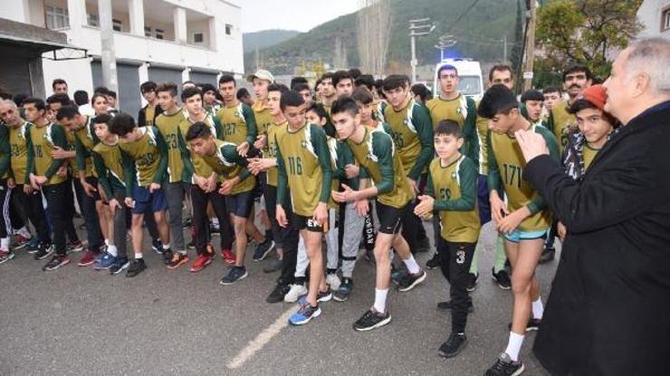 Kurtuluş koşusunda 300 sporcu yarıştı