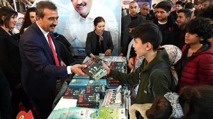 Soner Çetin gençlere Nutuk hediye etti