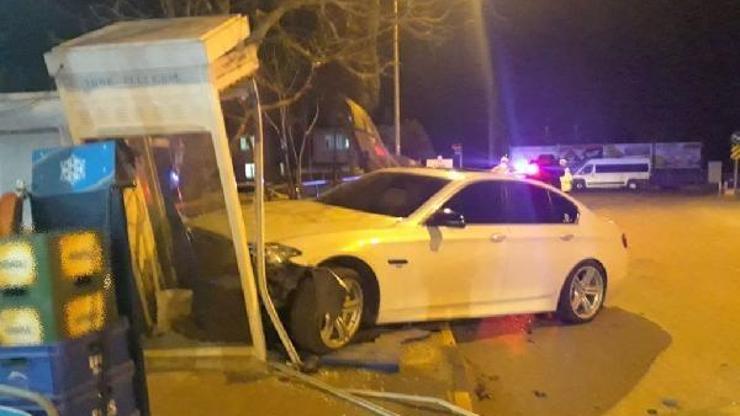 Kontrolden çıkan araç minibüs durağına çarptı: 3 yaralı