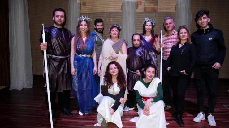 Tiyatro Akademi perdelerini açıyor