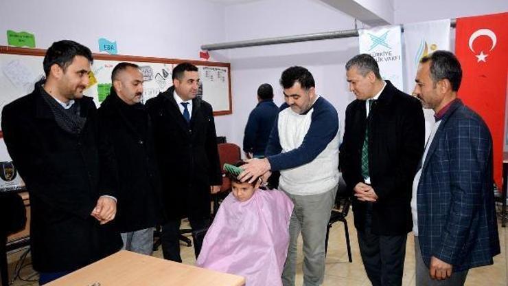Erkek kuaförü öğrencilerin ayağına gitti