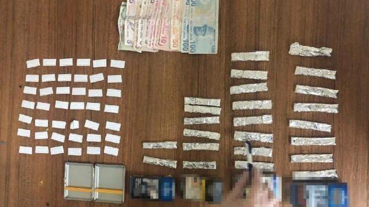 Sokakta uyuşturucu satarken yakalandı
