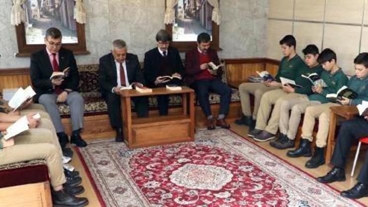 Başkan Zeybek öğrencilerle kitap okudu