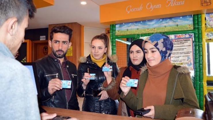 Öğrenci kartını gösteren üniversiteliye ücretsiz yemek