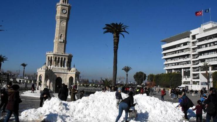 İzmir Konak Meydanında kar sürprizi