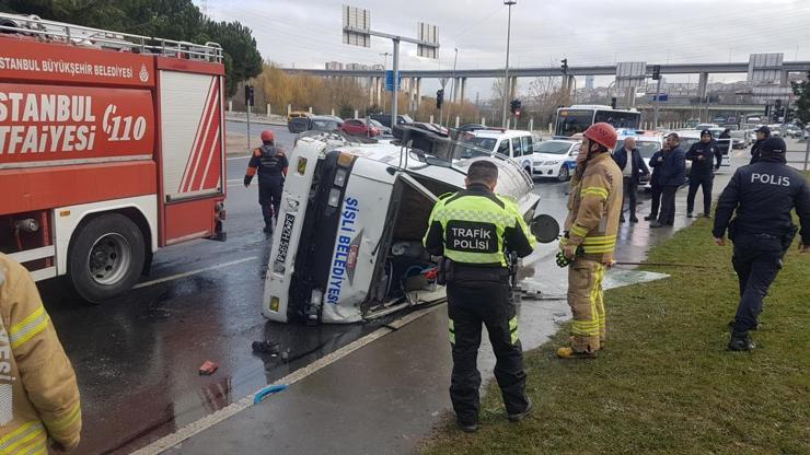 Kağıthanede su tankeri devrildi; 2 yaralı