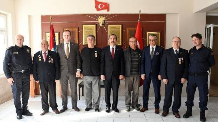Kıbrıs gazilerine madalya ve berat