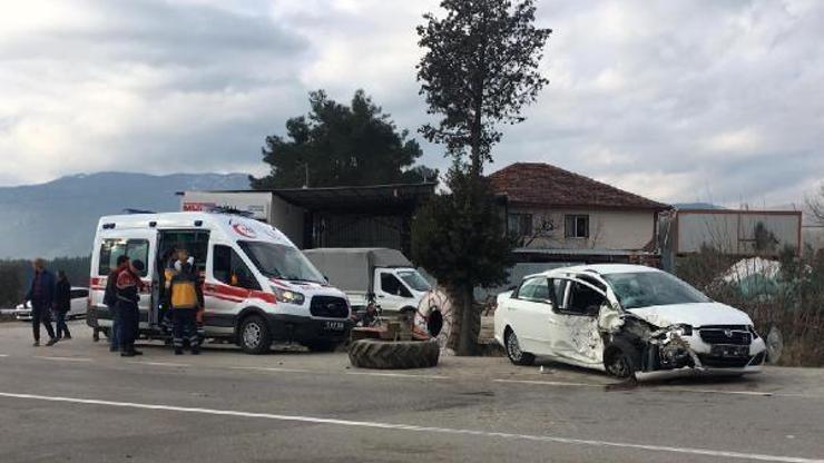 Traktörle otomobil çarpıştı: 3 yaralı