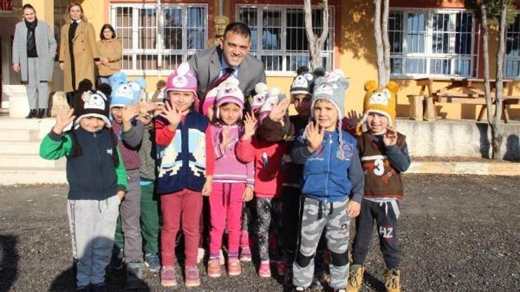 Gönüllü annelerden çocuklara hediye