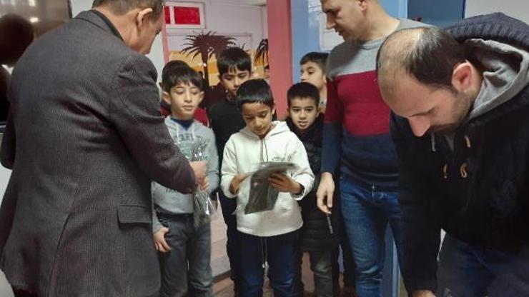 İş insanında öğrencilere atkı ve bere