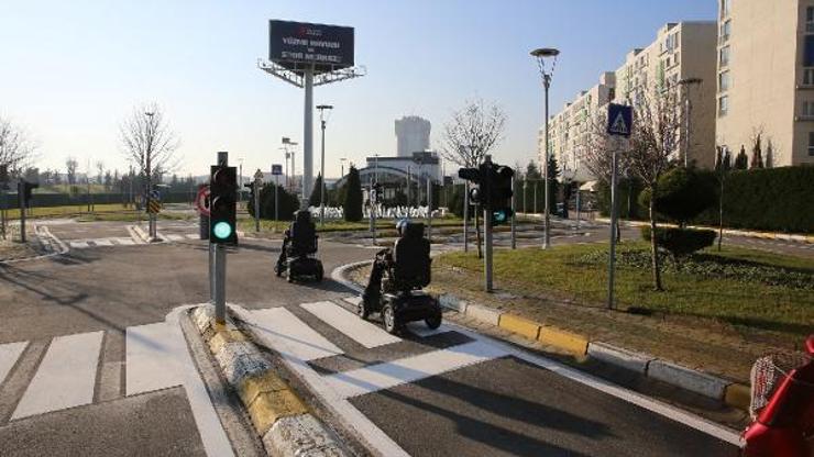 Öğrencilere akülü araçlarla uygulamalı trafik eğitimi veriliyor