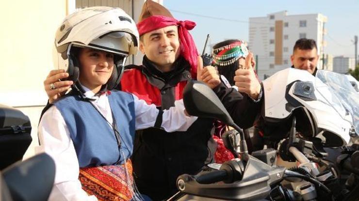 Polis eşleri, öğrencilere folklor kıyafeti hediye etti