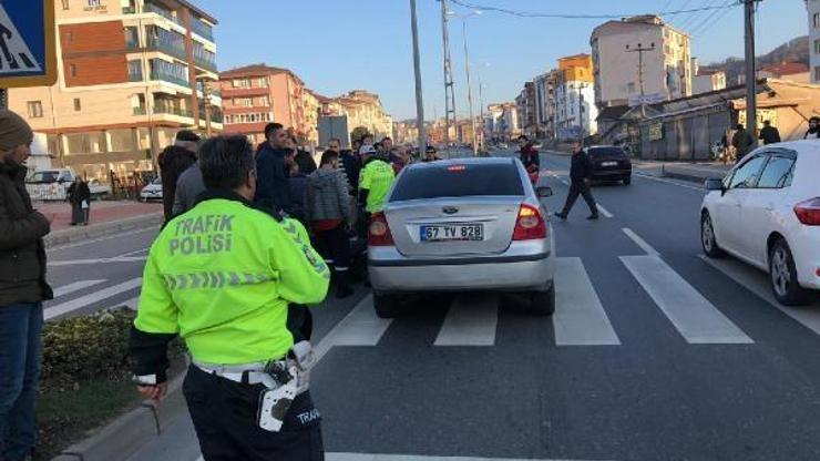 Yolun karşısına geçerken otomobil çarptı