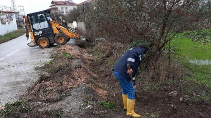 Hatay Büyükşehir Belediyesi su kanallarını temizliyor