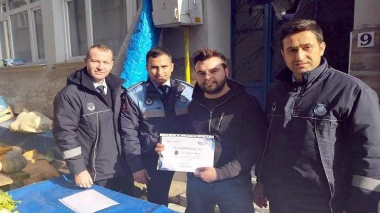 Buldukları çantayı sahibine ulaştıran esnaflara teşekkür belgesi