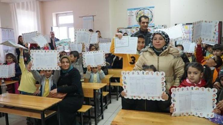 Gölbaşı’nda öğrencilerin karne sevinci