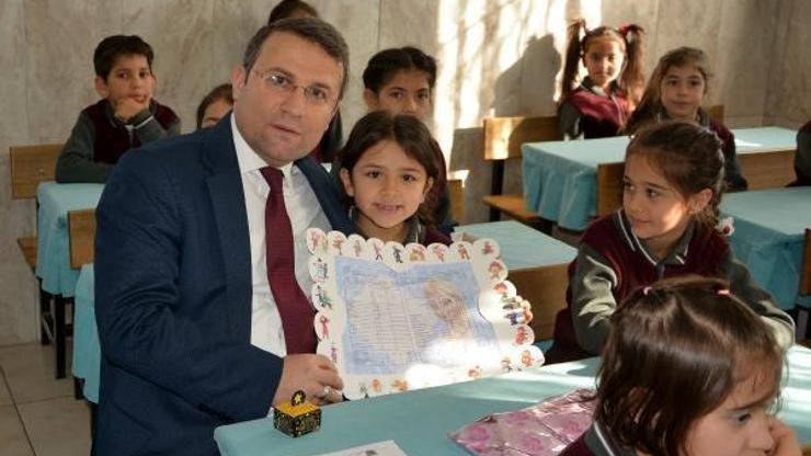 Korkutelinde öğrencilerin karne sevinci