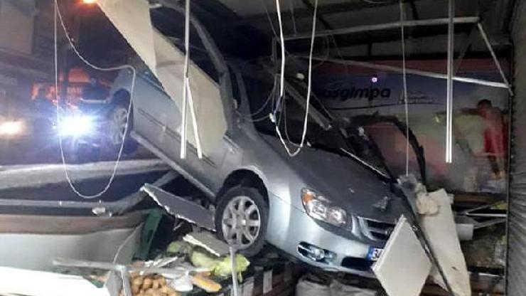 Geredede kontrolden çıkan otomobil markete daldı