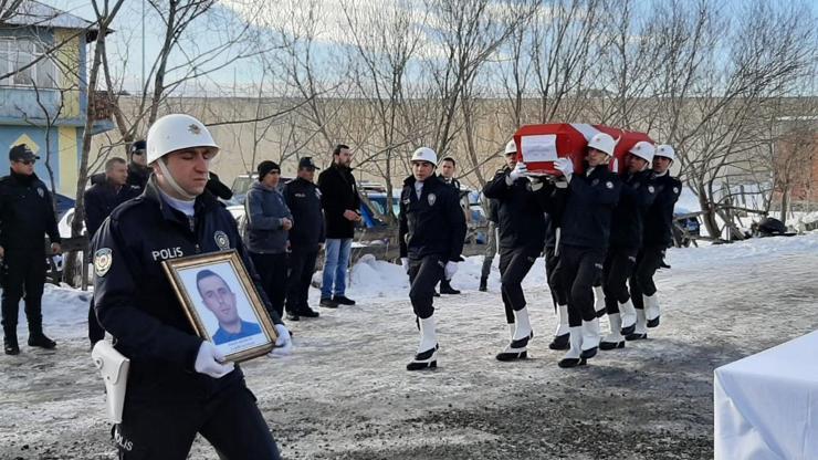 Genç polis futbol oynarken kalp krizi geçirdi