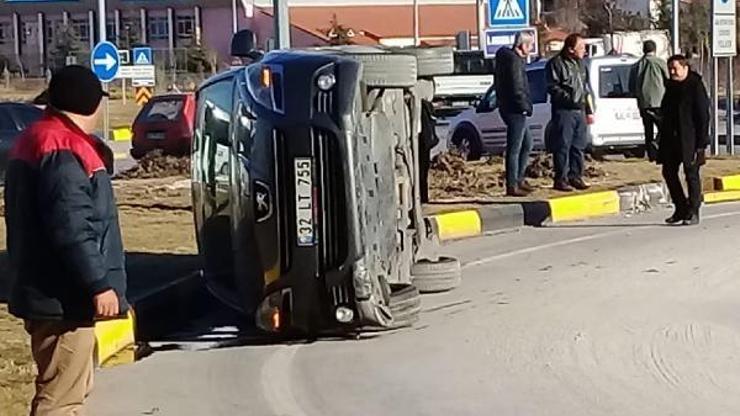 Virajı alamayan otomobil yan yattı
