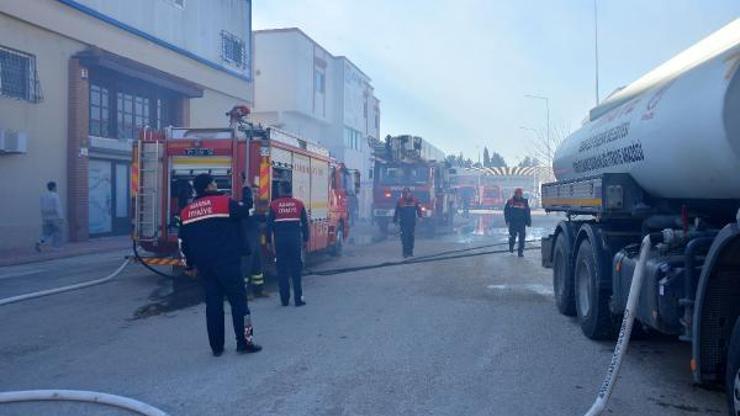Adanada mobilya atölyesinde yangın