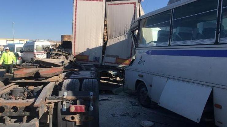 Kemalpaşada zincirleme kaza: 14 yaralı