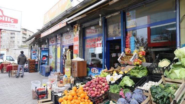 Girdikleri bakkalın kamerasının yönünü çevirdiler ama çevredekileri unuttular
