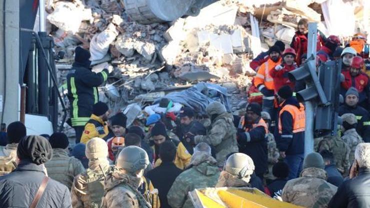Enkazdan 8 dakika arayla çıkarılan Miraç hayatını kaybetti, annesi tedaviye alındı