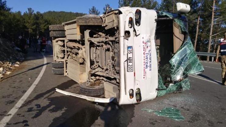 Tur midibüsü, otomobile çarptı: 26 yaralı