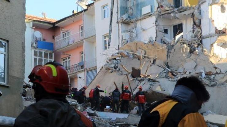 Mustafa Paşa Mahallesindeki enkazda bir kadın aranıyor