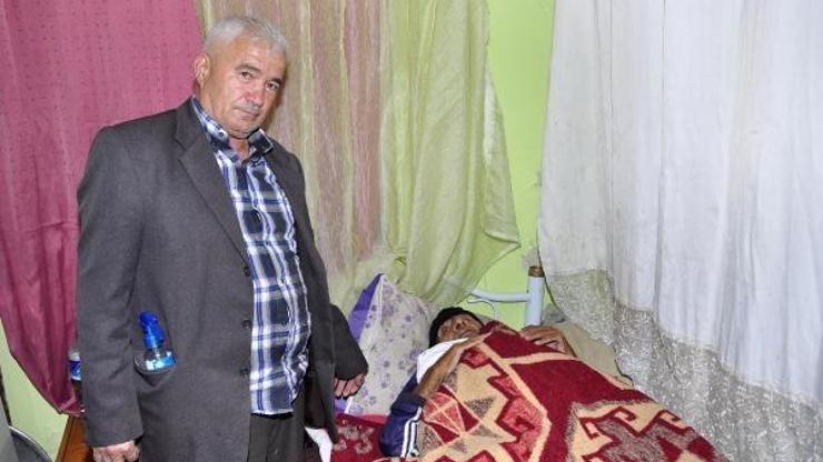 Akrabalarının sahip çıkmadığı yaşlı adamın bakımını komşusu yapıyor