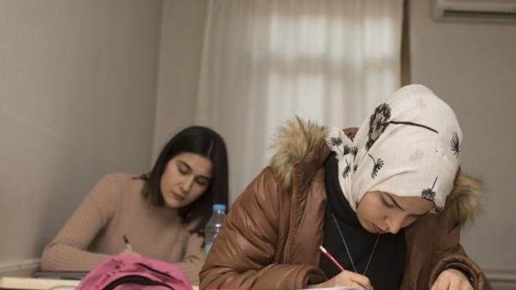 Kurslarla üniversite hayallerini gerçekleştiriyorlar
