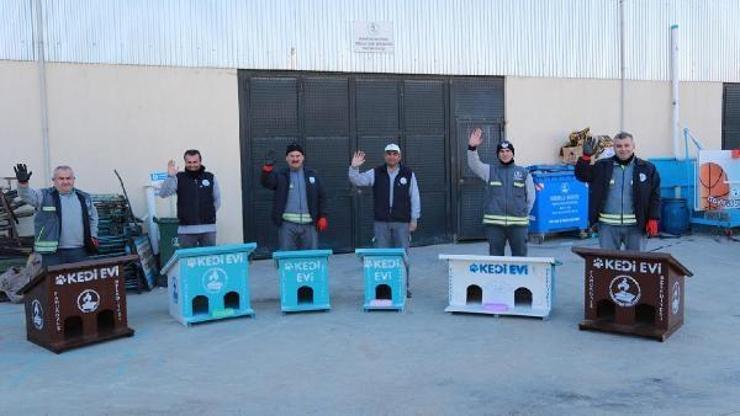 Atıklar, sokak hayvanlarına yuva oluyor
