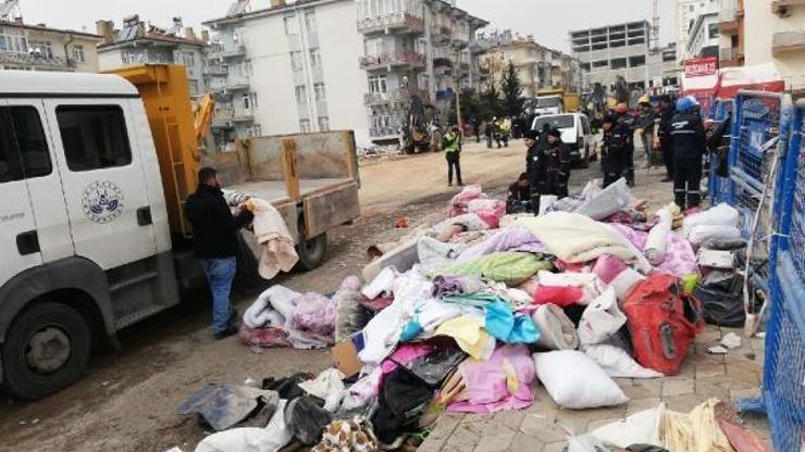 Sürsürü Mahallesinde enkazdaki eşyalar çıkarılıyor