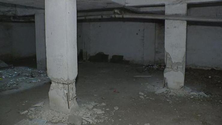 Mühüre rağmen ağır hasarlı binalarına döndüler