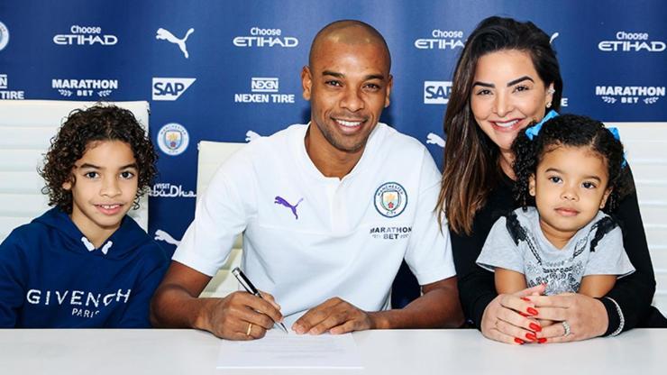 Fernandinho Manchester Cityde kaldı