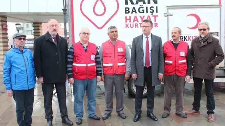 Depremzedeler için kan bağışında bulundular