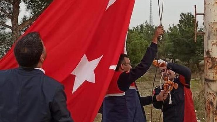 Fırtınada yırtılan Türk bayrağı yenilendi