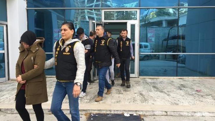 Hırsızlıkla suçlanan sevgilisini aklamak için yaşlı kadını gasbettirdi