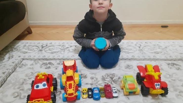 Minik Toprak, depremzedelere oyuncak ve harçlığını gönderdi
