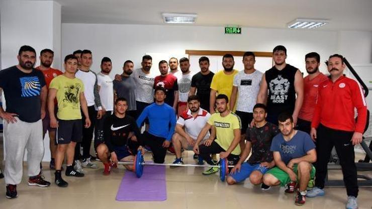 Kumlucalı güreşçiler sıkı hazırlanıyor