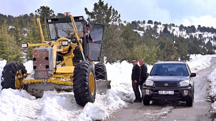 Dev kaya yolu kapattı