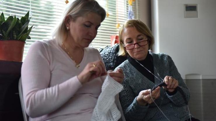 Mersinli kadınlar depremzedeler için örüyor