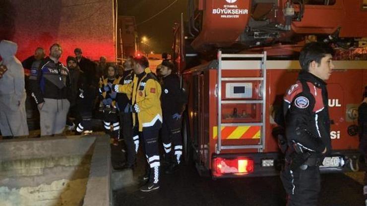 Üsküdarda gecekondunun çatısında yangın: 3 kişi dumandan etkilendi